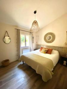 - une chambre avec un grand lit et une fenêtre dans l'établissement Bergerie du Cap Corse, à Macinaggio