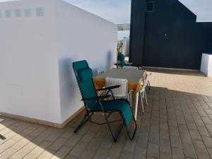 een tafel en stoelen op een patio bij casalonne in Tavira