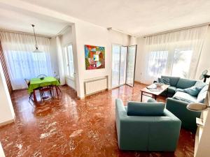 a living room with a floor covered in water at Villa Renata, bellissima villa con terrazzo vista mare e spiaggia inclusa in Numana