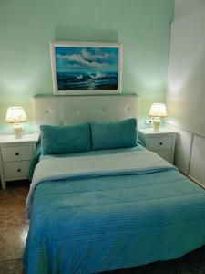 ein Schlafzimmer mit einem großen Bett mit zwei Lampen in der Unterkunft Anaga y La laguna a tus pies in Santa Cruz de Tenerife