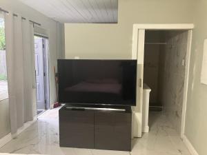 einen großen Flachbild-TV im Wohnzimmer in der Unterkunft Hollywood Beach Efficient in Hollywood
