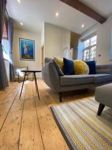 uma sala de estar com um sofá e uma mesa em Studio 4- 6 Norwich City Centre Apartment em Norwich