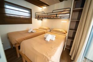 Ce lit se trouve dans un dortoir doté de 2 lits superposés. dans l'établissement Vacanze Glamping Boutique, à San Felice del Benaco