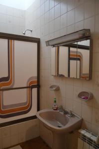 uma casa de banho com um lavatório e um espelho em Espacio de la Patagonia em Comodoro Rivadavia