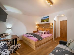 A bed or beds in a room at Berghof Haselsberger