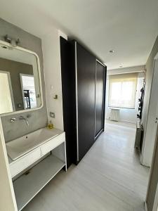 un bagno con lavandino e specchio di Q 620 - Centro Bariloche - 6 personas a San Carlos de Bariloche