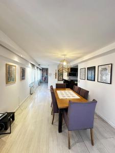 una sala da pranzo con tavolo e sedie di Q 620 - Centro Bariloche - 6 personas a San Carlos de Bariloche Altre 19 foto