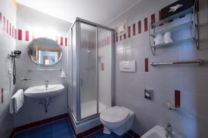 e bagno con servizi igienici, lavandino e doccia. di Hotel Dolomitenblick a Terento
