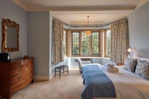 ein Schlafzimmer mit einem Bett mit einem Teddybär drauf in der Unterkunft Rhodes House, Oxford in Oxford