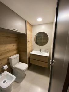 蒙特維多的住宿－Excelente apto 1 dorm completo，一间带卫生间和水槽的浴室