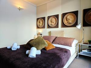 מיטה או מיטות בחדר ב-Hostdomus - 007 Luxury Suites