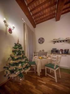 a christmas tree in a living room with a kitchen at de' Montetini in Arezzo