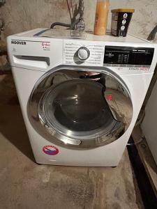 een witte wasmachine in een kamer bij Stadtdomizil in Lichtenstein