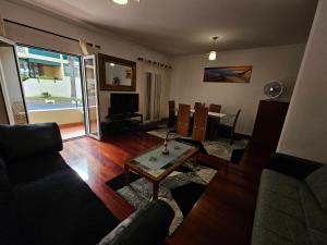 sala de estar con sofá y mesa en Apartment Bonimar, en Funchal