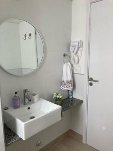 a bathroom with a white sink and a mirror at Apartamento céntrico en Mercedes Uruguay in Mercedes