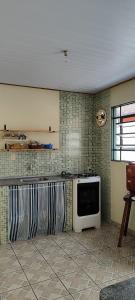 a kitchen with a white microwave in a room at Casa Da Rua Da Pedra in São José dos Campos