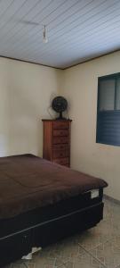 um quarto com uma cama, uma cómoda e uma janela em Casa Da Rua Da Pedra em São José dos Campos