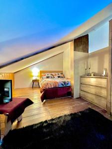 Collimento的住宿－Baita Campo Felice，一间卧室配有一张床和一台电视。