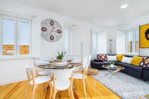 uma sala de estar com uma mesa e um sofá em WHome Beato Premium River View in Quiet Area em Lisboa