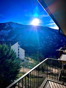 Baita Campo Felice في Collimento: اطلاله على جبل مع الشمس في السماء