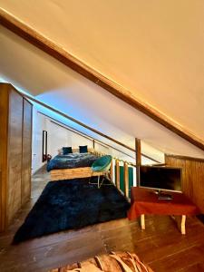 Collimento的住宿－Baita Campo Felice，一间卧室配有一张床、一张书桌和一台电视。