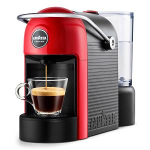 una macchinetta del caffè rossa con una tazza di caffè di Mare Azzurro a Cardedu