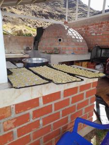un forno in mattoni con sopra del cibo di Casa Ymelda a Desaguadero