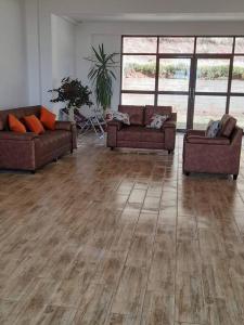 - un grand salon avec deux canapés dans l'établissement Casa Ymelda, à Desaguadero