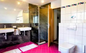 une salle de bain avec deux lavabos et une douche dans l'établissement BodenSEE Apartment Tettnang HOPFENTRAUM, à Tettnang 14 autres photos