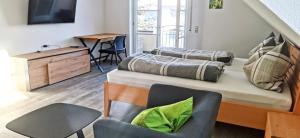 une chambre avec un lit, un bureau et une chaise dans l'établissement BodenSEE Apartment Tettnang HOPFENTRAUM, à Tettnang