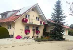 une maison avec un sapin de Noël devant dans l'établissement BodenSEE Apartment Tettnang HOPFENTRAUM, à Tettnang