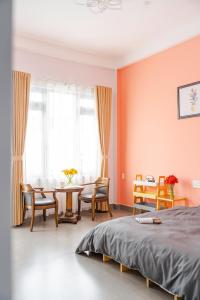 Postel nebo postele na pokoji v ubytování Kim Little Hotel Dalat