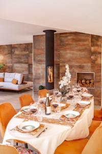 una sala da pranzo con tavolo e bicchieri da vino di Mas de Ceoulet - Villa de Luxe en Camargue a Arles