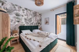 um quarto com uma cama com uma cabeceira verde em SZUMI ROSA 