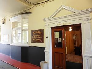 una entrada a un edificio con puerta de madera en The Star Hotel en Southampton