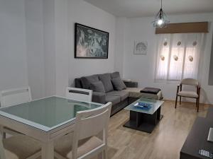 a living room with a couch and a table at Centrico, Parking incluido in Jaén