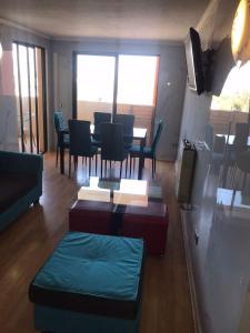 um quarto com uma mesa e cadeiras e uma sala de jantar em Arriendo Departamento em Santiago