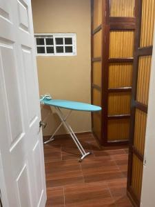 uma mesa no canto de um quarto com uma porta em Casa del Ángel - Cerca de la Embajada Americana em Tegucigalpa