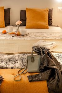 una camera d'albergo con due letti, un tavolo e una borsa di Mas de Ceoulet - Villa de Luxe en Camargue a Arles