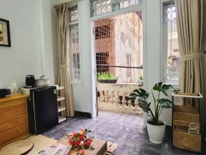 um quarto com uma janela e uma mesa com flores em Tiny homes Ba Đình 02 em Hanói