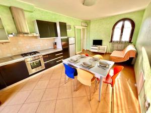 eine Küche mit Tisch und Stühlen in einem Zimmer in der Unterkunft Sole Trilo - a 100 m dal mare e dal centro di Marcelli in Marcelli