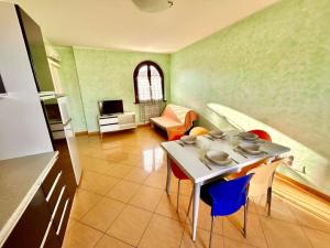 eine Küche mit Tisch und Stühlen in einem Zimmer in der Unterkunft Sole Trilo - a 100 m dal mare e dal centro di Marcelli in Marcelli