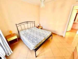 ein Schlafzimmer mit einem Bett in der Ecke des Zimmers in der Unterkunft Sole Trilo - a 100 m dal mare e dal centro di Marcelli in Marcelli + 14 Fotos