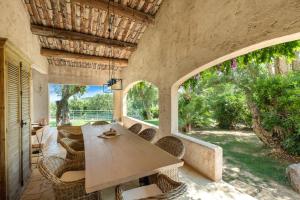 un comedor al aire libre con mesa y sillas en Villa Quercia, en Fréjus