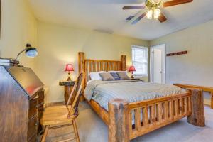 מיטה או מיטות בחדר ב-Searcy Vacation Rental Home Near Little Red River