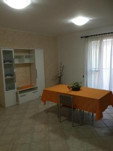 a living room with a table and a kitchen at Dall'Orso Grigio in Balestrate +5 photos