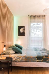 een slaapkamer met een bed en een raam bij Charmant studio avec Parking privé - Proche Part-Dieu in Villeurbanne