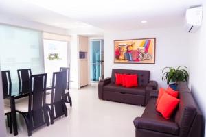 sala de estar con sofás y comedor en Apartmento Edificio Porto Vento, en Cartagena de Indias