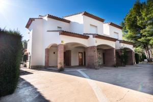a large white house with a driveway at Fabulosa Saxum : entre mar y montañas in Bonmont Terres Noves