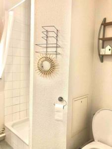 baño con aseo y espejo en la pared en Superbe Appartement Lumineux en Rennes